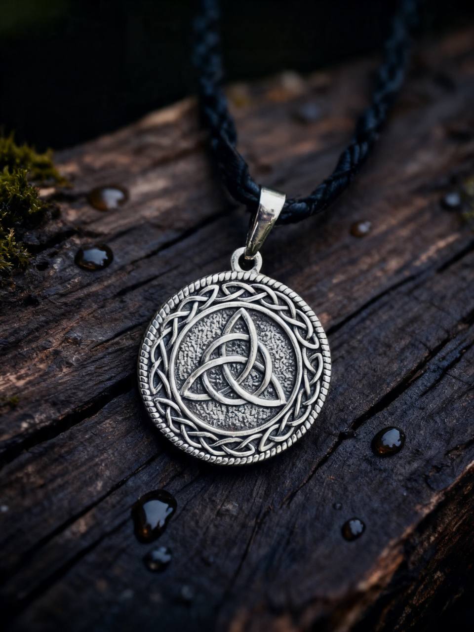 Celtic Knot Amulet in Interlace Engraving, Sterling Silver 925 — Pendant