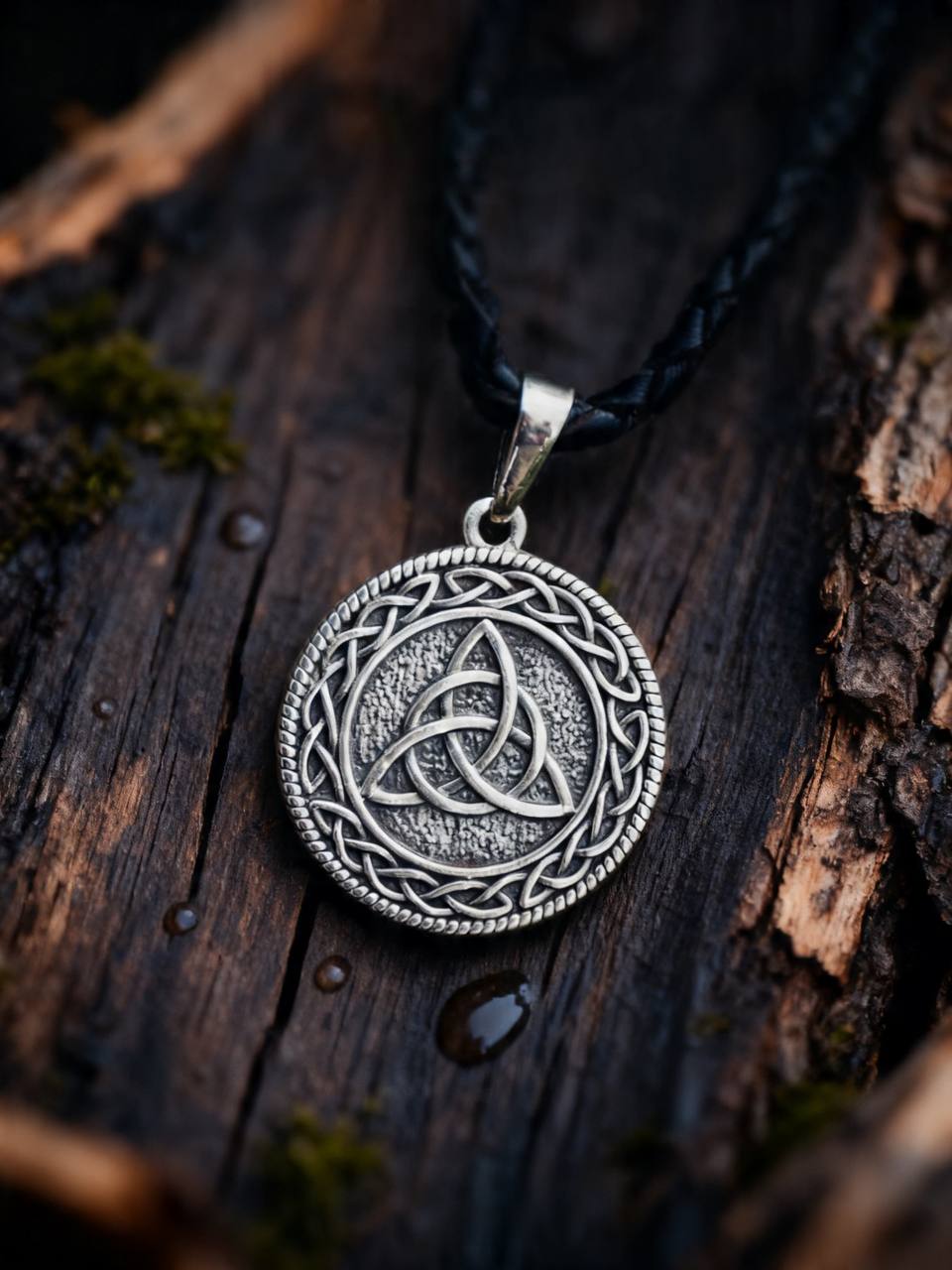 Celtic Knot Amulet in Interlace Engraving, Sterling Silver 925 — Pendant